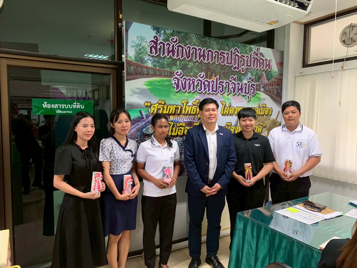 title - วันที่ 9 มิถุนายน 2569 นายวิทูล ประดิษฐบุญ ปฏิรูปที่ดินจังหวัดปราจีนบุรี ได้มอบนโยบาย ของรัฐมนตรีช่วยว่าการกระทรวงเกษตรและสหกรณ์ พร้อมทั้งชี้แจงแนวทางการปฏิบัติงาน แก่บุคลากรในสังกัด โดยได้ร่วมรับฟังปัญหา อุปสรรค และหารือแนวทางการขับเคลื่อนภารกิจตามแผนงานและโครงการประจำปีงบประมาณ พ.ศ. 2569